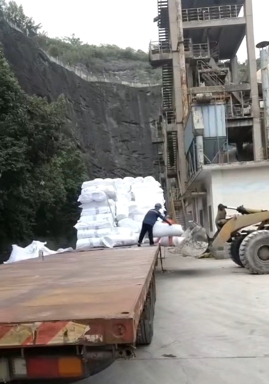 重庆水泥厂SCR项目用硅酸铝纤维毯送货现...