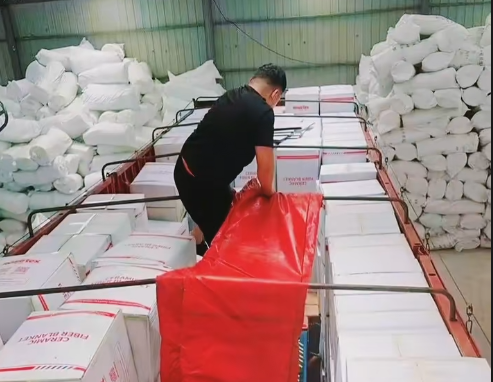 俄罗斯出口项目陶瓷纤维毯装车发运，郑州盛世金鼎品质再获国际认可！
